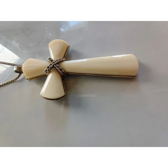 Vtg Estate Avon Beige Cross Necklace Religious Pendant - Picture 4 of 8